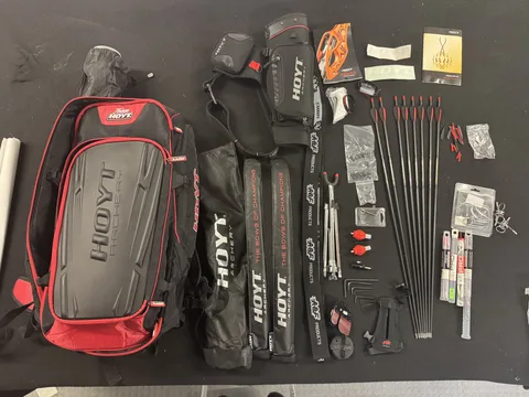 Gesamtes Set bestehend aus Rucksack, Bogenkomponenten, Pfeilen und Kleinteilen