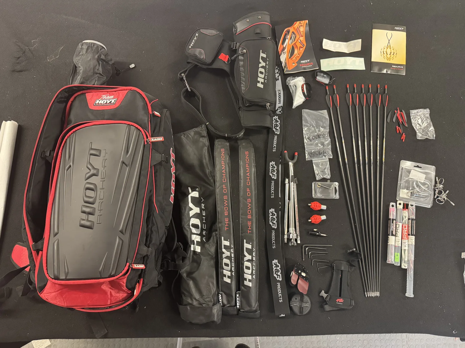 Gesamtes Set bestehend aus Rucksack, Bogenkomponenten, Pfeilen und Kleinteilen