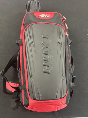 Schwarz-roter Hoyt Bogenrucksack von vorn