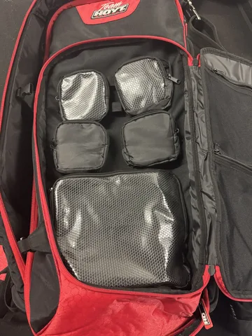 Geöffneter roter Team Hoyt Rucksack mit mehreren schwarzen Innentaschen